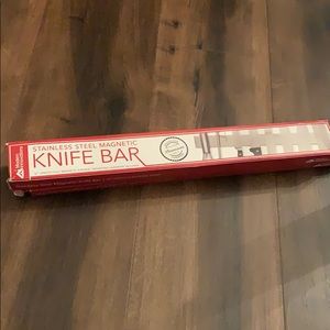 Magnetic knife bar